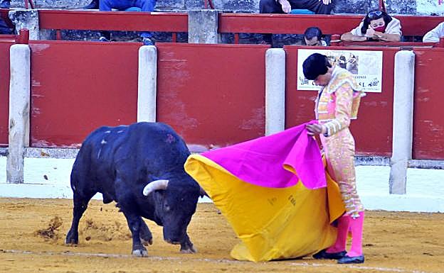 Imagen principal - Paco Ureña, pÚblico en las gradas y paseíllo en San Nicasio. 