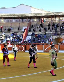 Imagen secundaria 2 - Paco Ureña, pÚblico en las gradas y paseíllo en San Nicasio. 