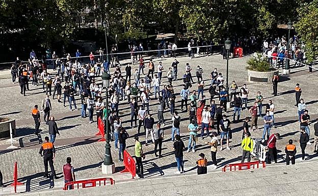 Organizados en la explanada.