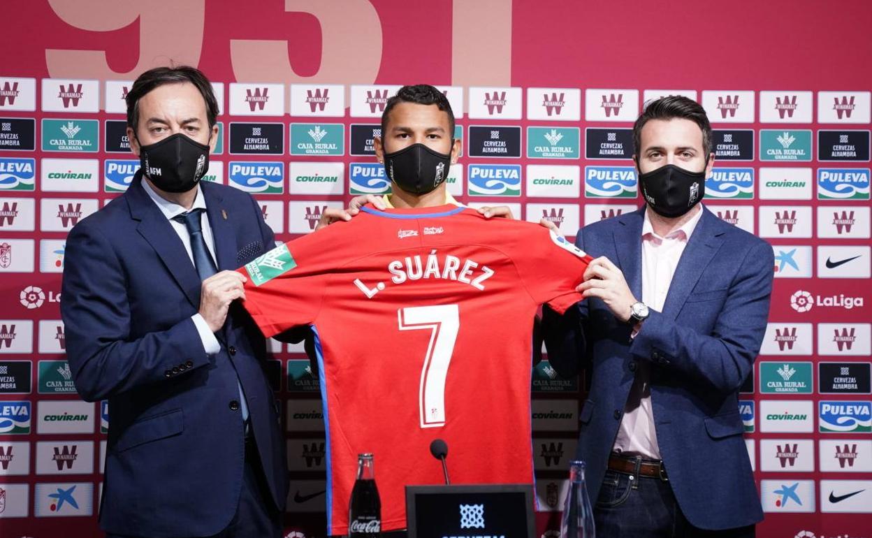 Fran Sánchez y Antonio Fernández Monterrubio acompañaron a Luis Suárez en su presentación. 