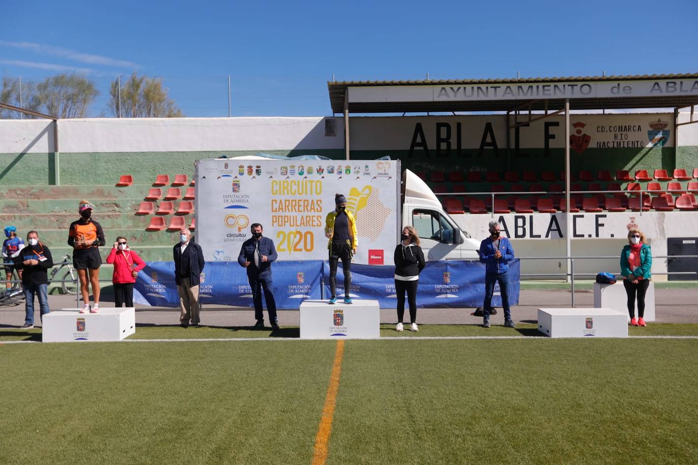 Imagen secundaria 1 - Podios general, femenino y masculino de la prueba. 