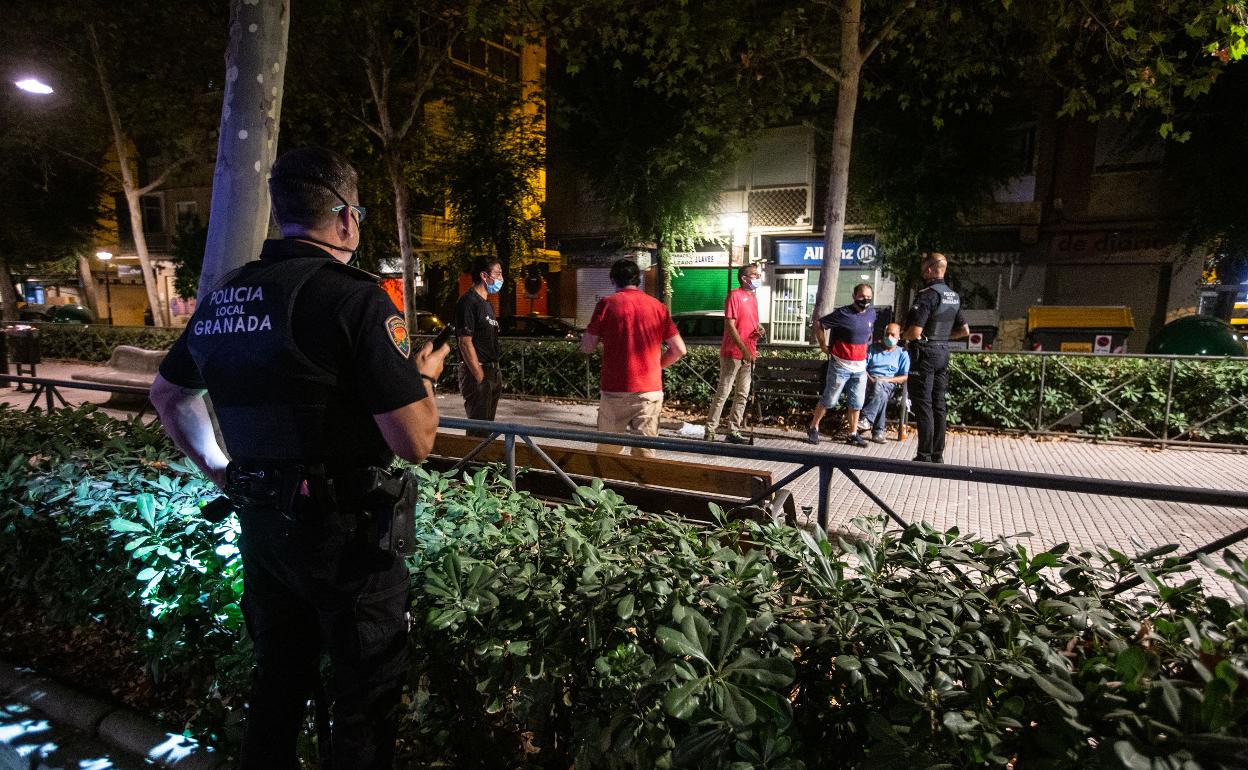 Agentes de la Policía Local vigilan una zona de ocio de Granada