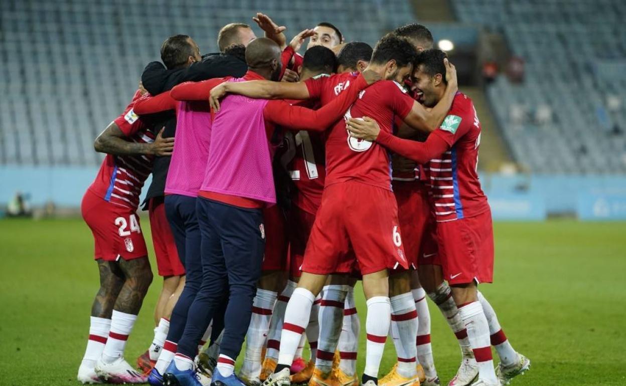 Piña de los futbolistas del Granada al final del partido en Malmö, con la clasificación para la fase de grupos en la mano. 