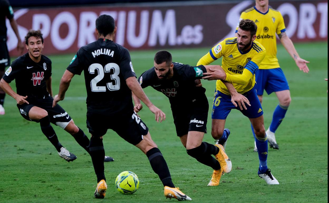 Gonalons es agarrado por José Mari. 