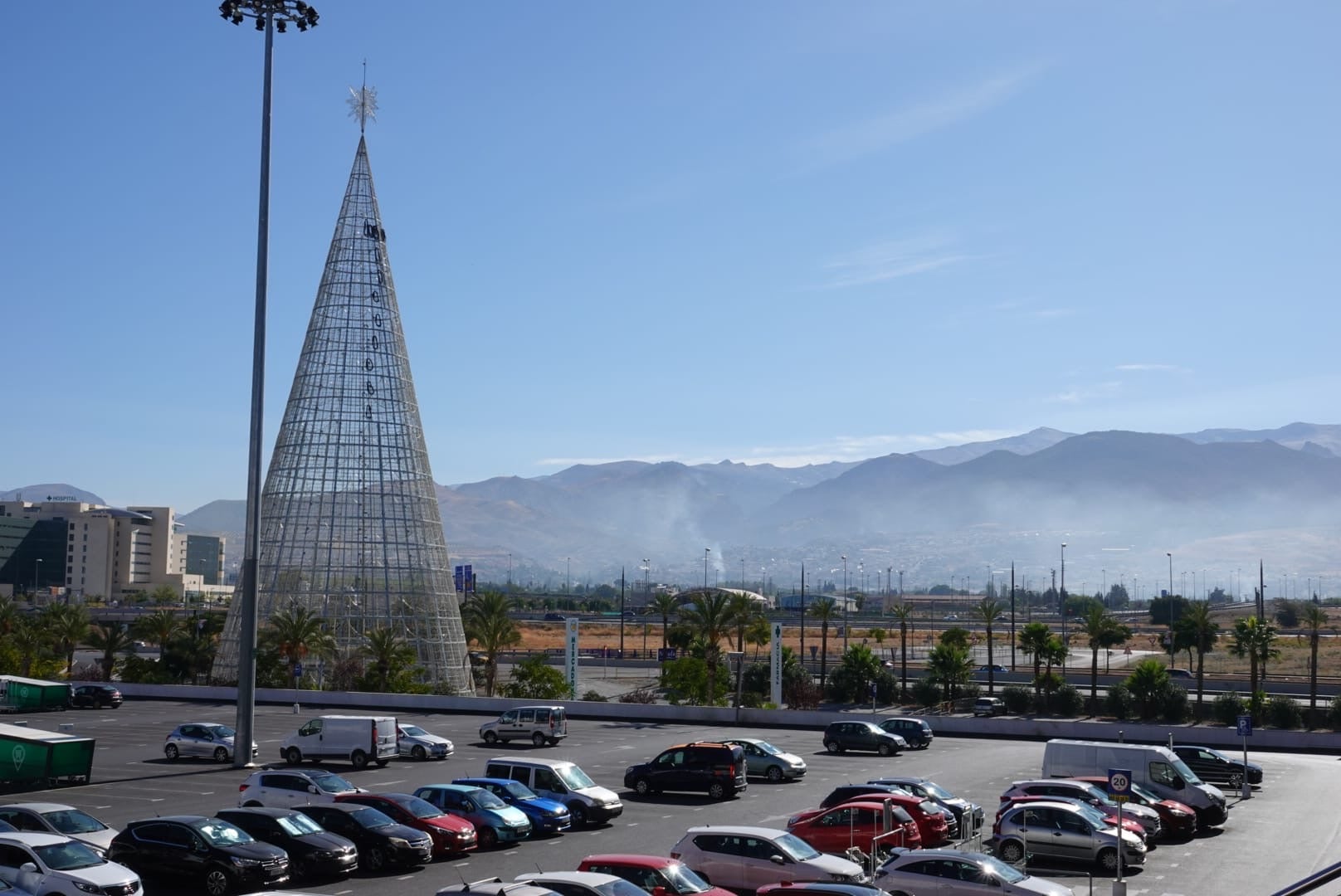 El centro comercial ya ha instalado su clásico árbol en el exterior del centro comercial 