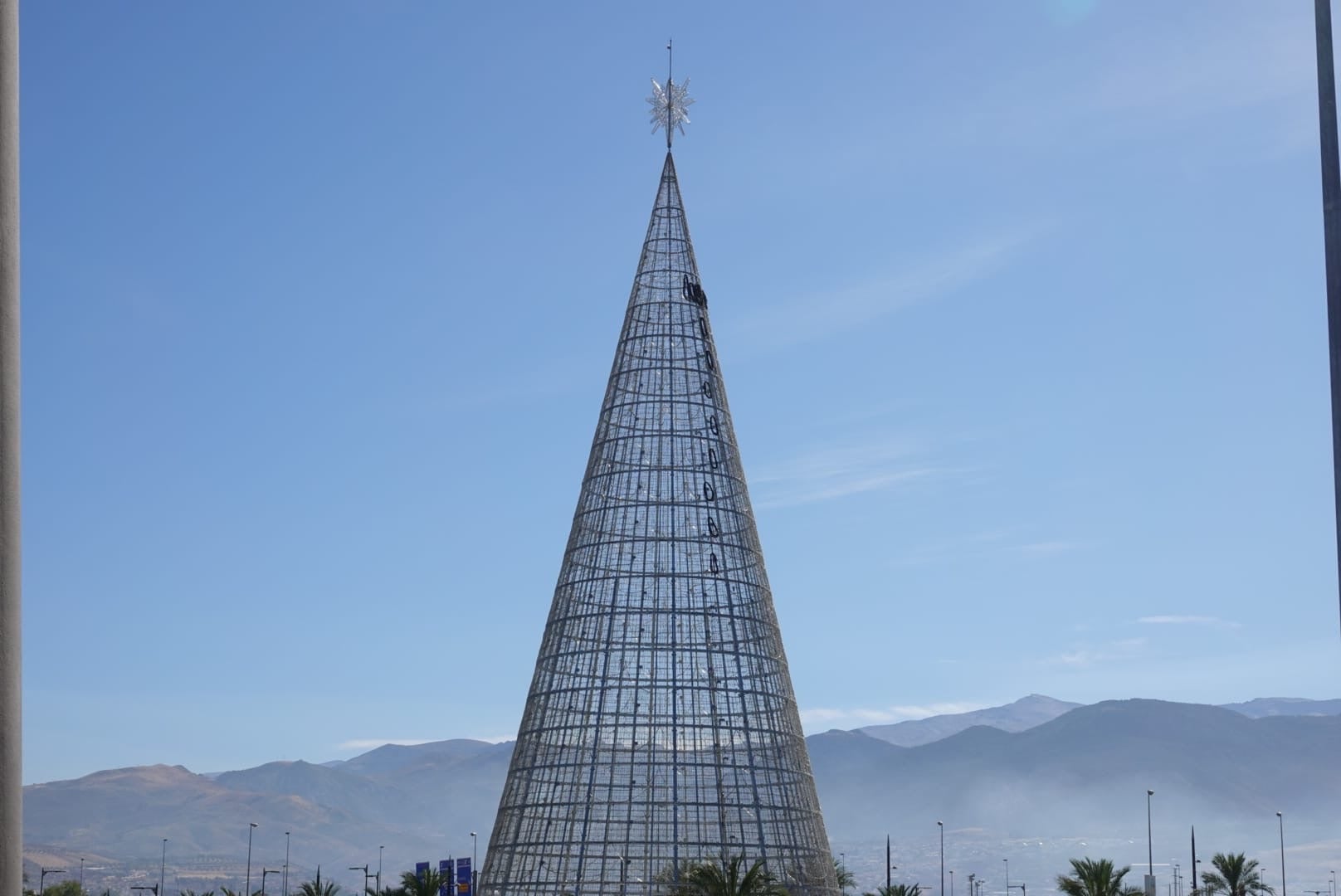 El centro comercial ya ha instalado su clásico árbol en el exterior del centro comercial 