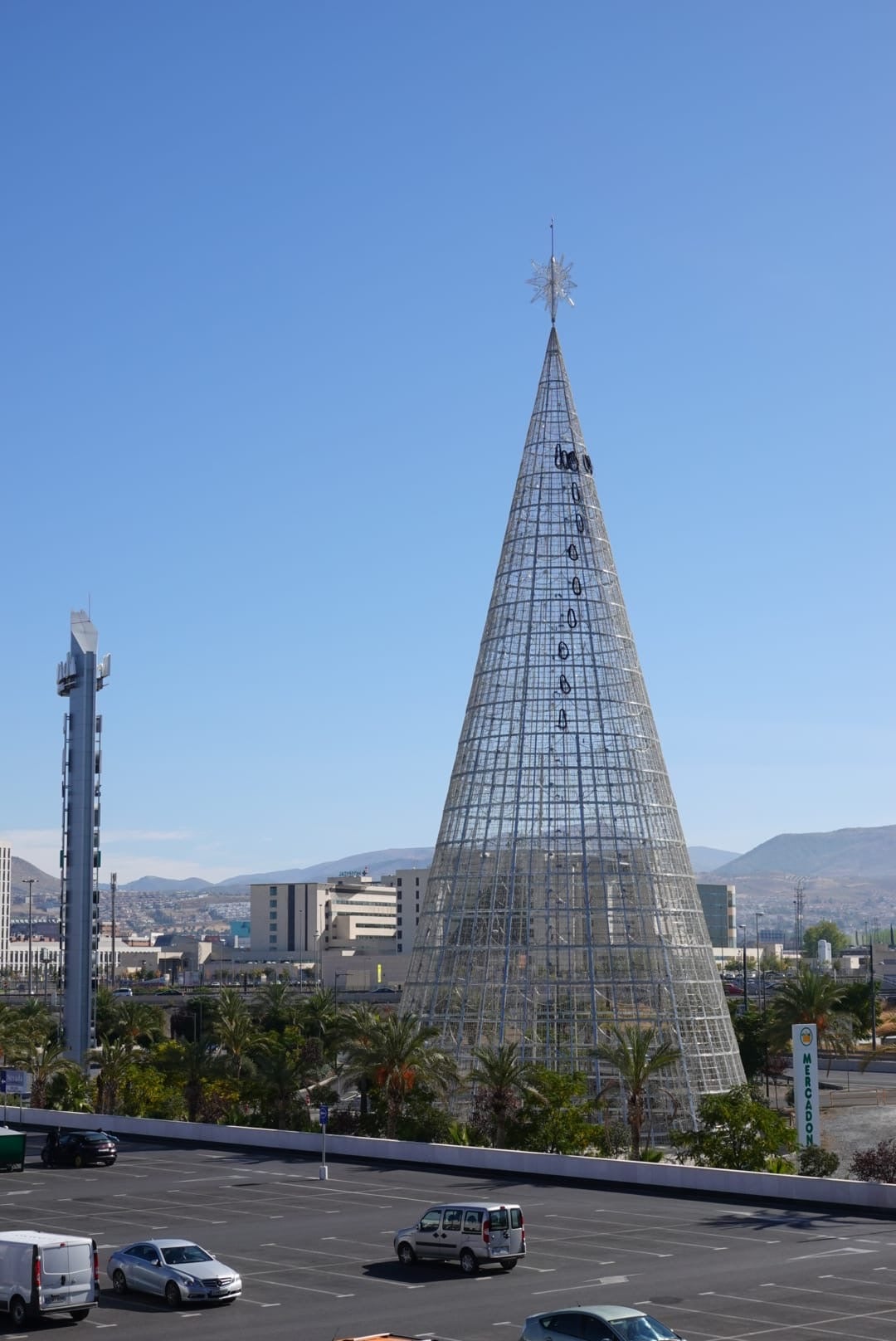 El centro comercial ya ha instalado su clásico árbol en el exterior del centro comercial 