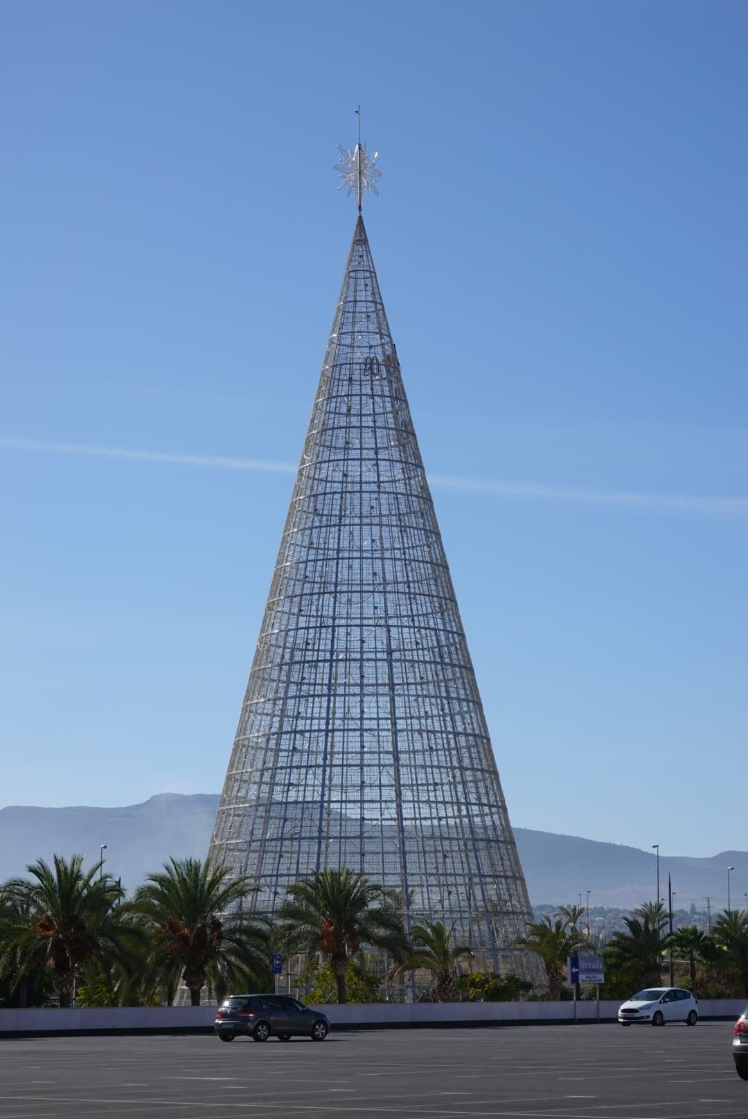 El centro comercial ya ha instalado su clásico árbol en el exterior del centro comercial 