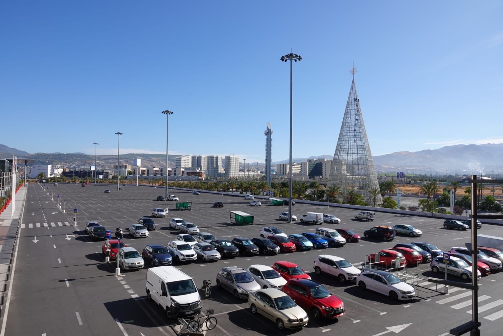 El centro comercial ya ha instalado su clásico árbol en el exterior del centro comercial 