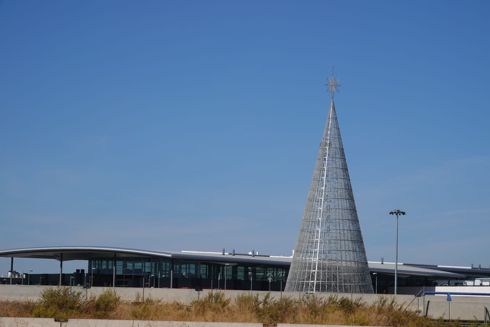 El centro comercial ya ha instalado su clásico árbol en el exterior del centro comercial 