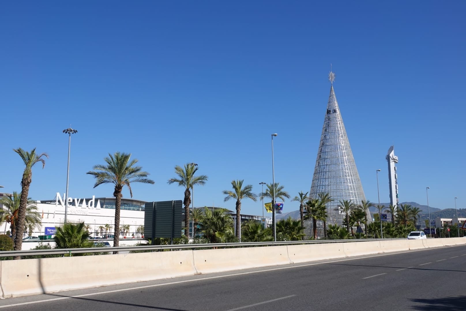 El centro comercial ya ha instalado su clásico árbol en el exterior del centro comercial 