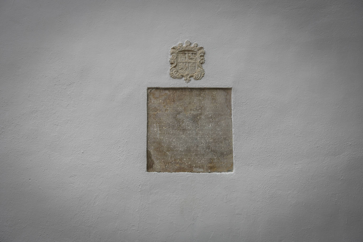 Placa que recuerda que en este lugar Boabdil entregó las llaves de Granada a los Reyes Católicos