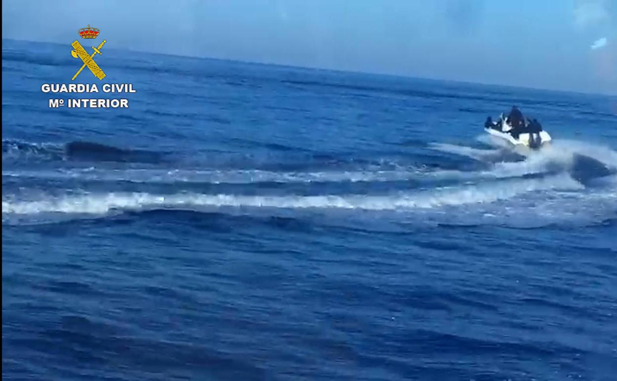 Una de las embarcaciones, presuntamente, empleadas por la organización. 