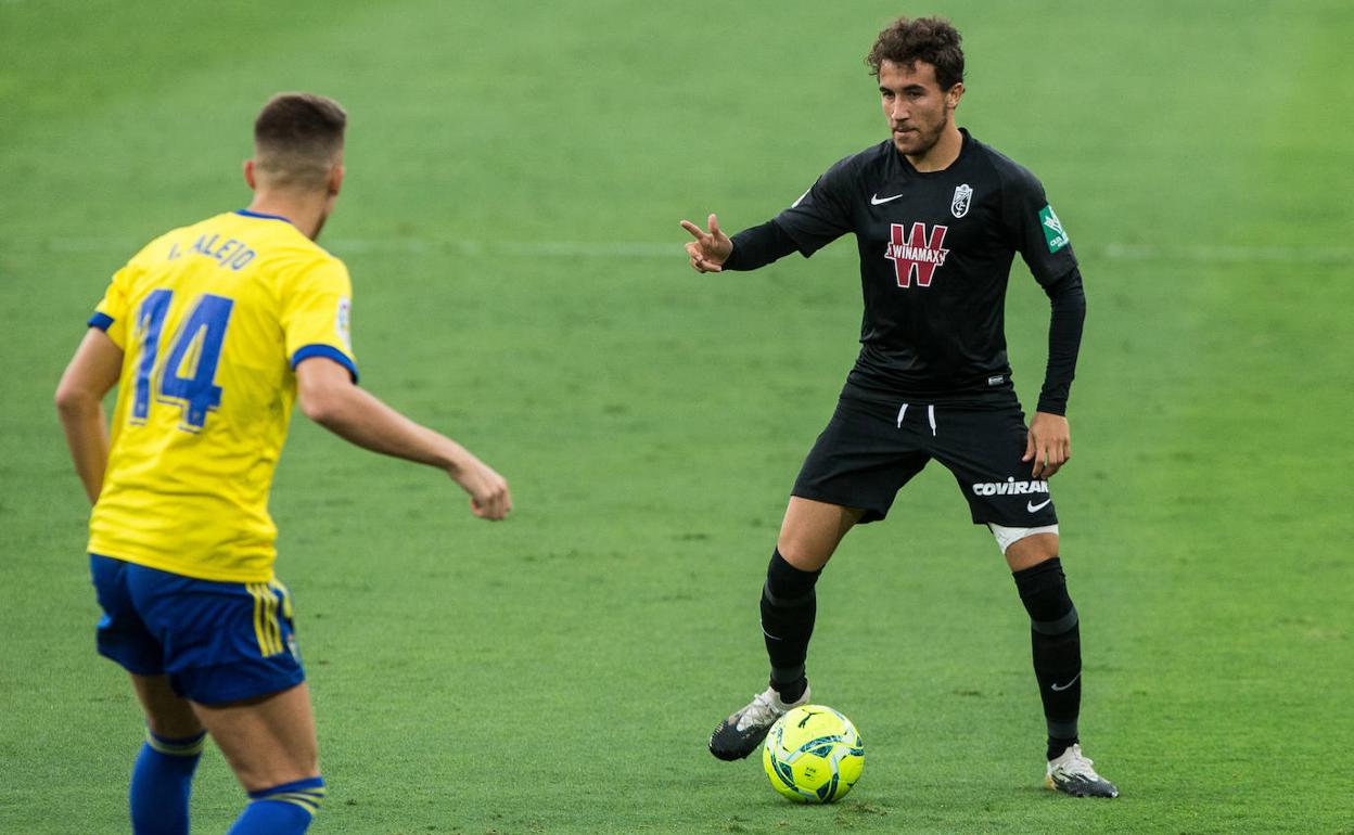 Luis Milla estudia una situación del partido en Cádiz ante Iván Alejo. 