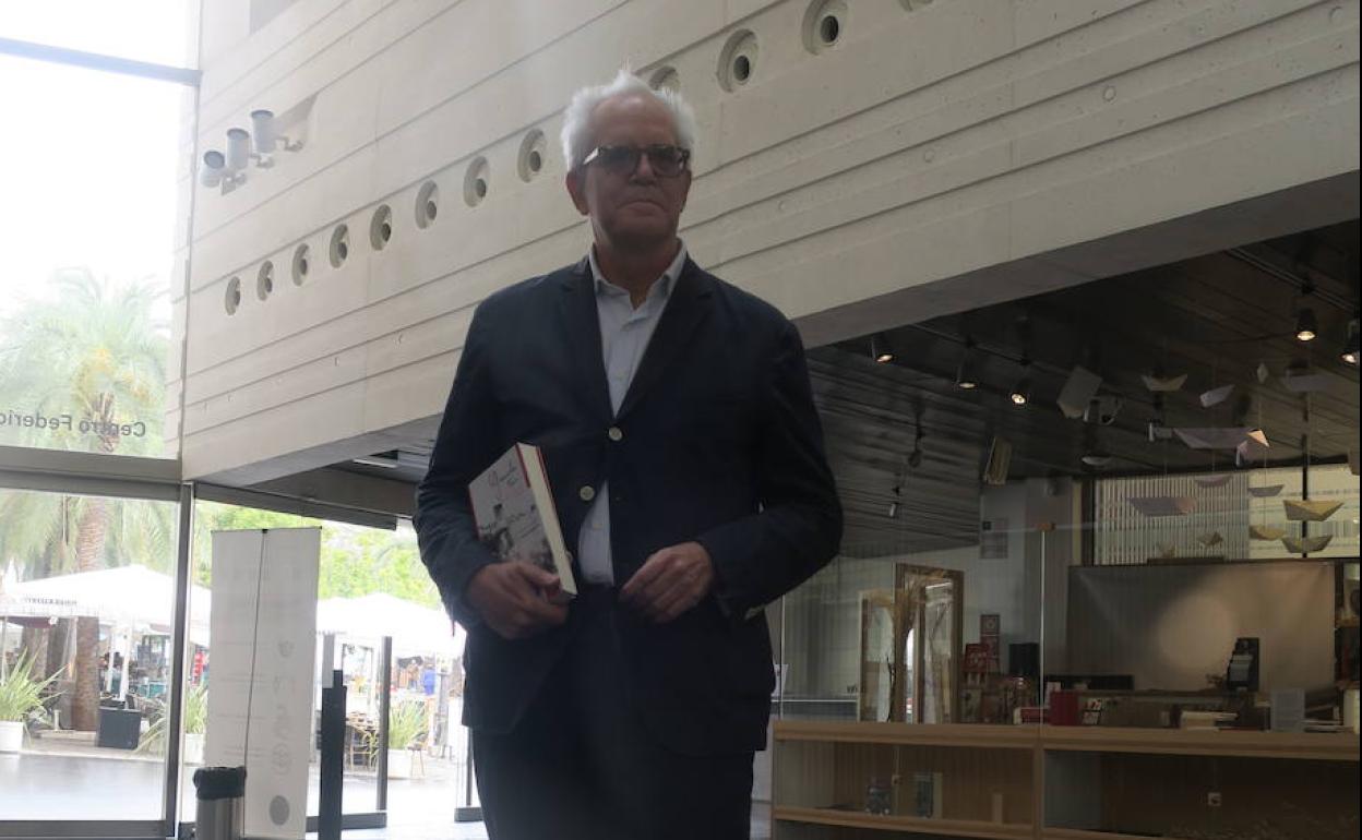 El catedrático y escritor Andrés Soria, en el Centro Lorca, con el libro que se presenta mañana.