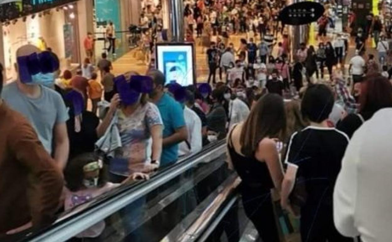 Así es el centro comercial lleno en plena pandemia por el que un médico ha lanzado un mensaje viral de indignación.