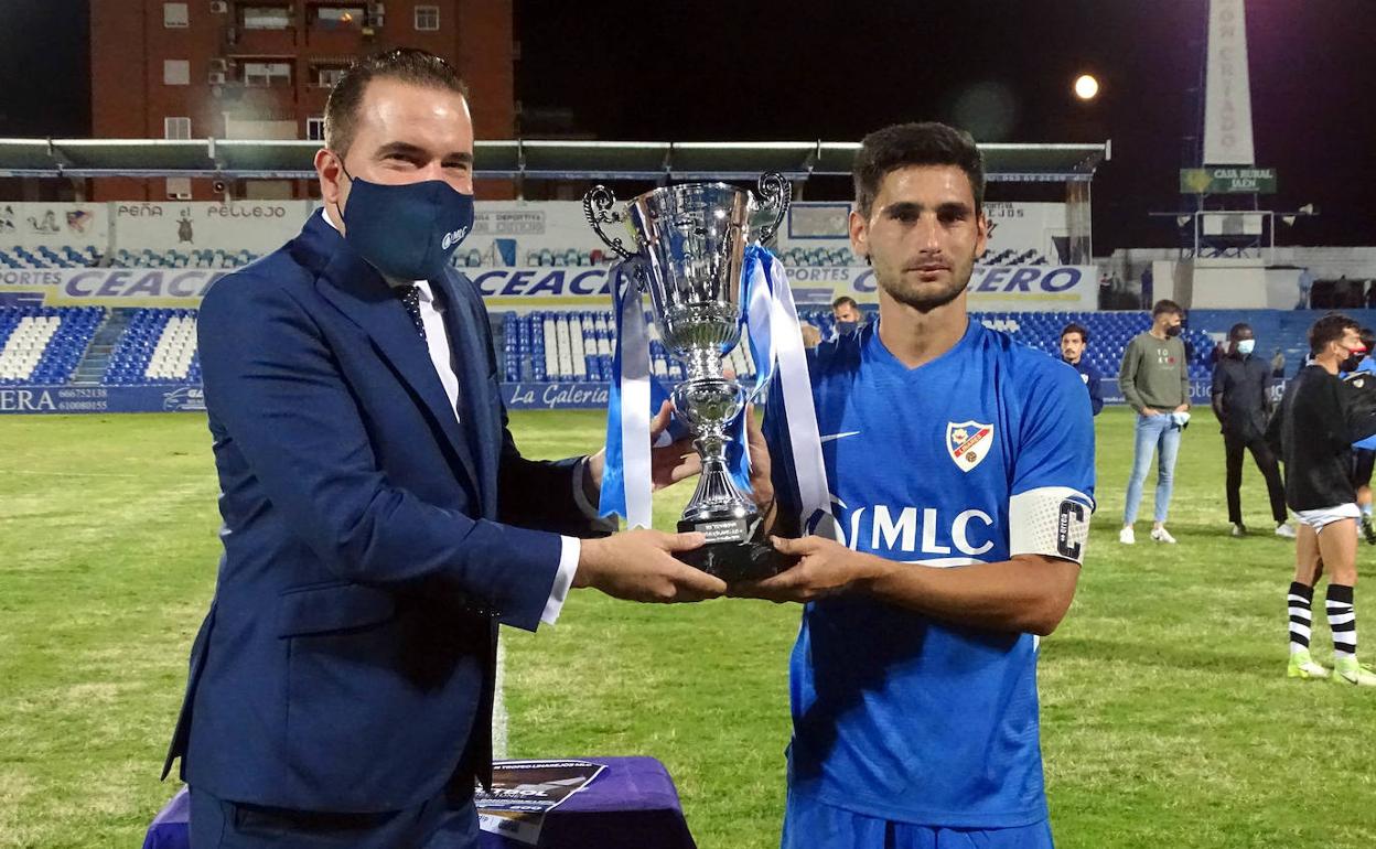 Fran Lara, el mejor del partido contra San Roque de Lepe, recogiendo el IIITrofeo Linarejos MLC. 