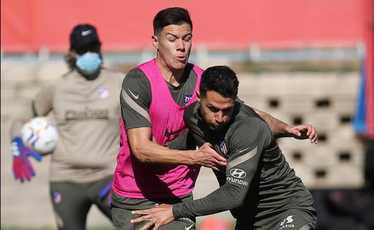 Nehuén Pérez intenta arrebatar el balón a Vitolo en un entrenamiento del Atlético. 