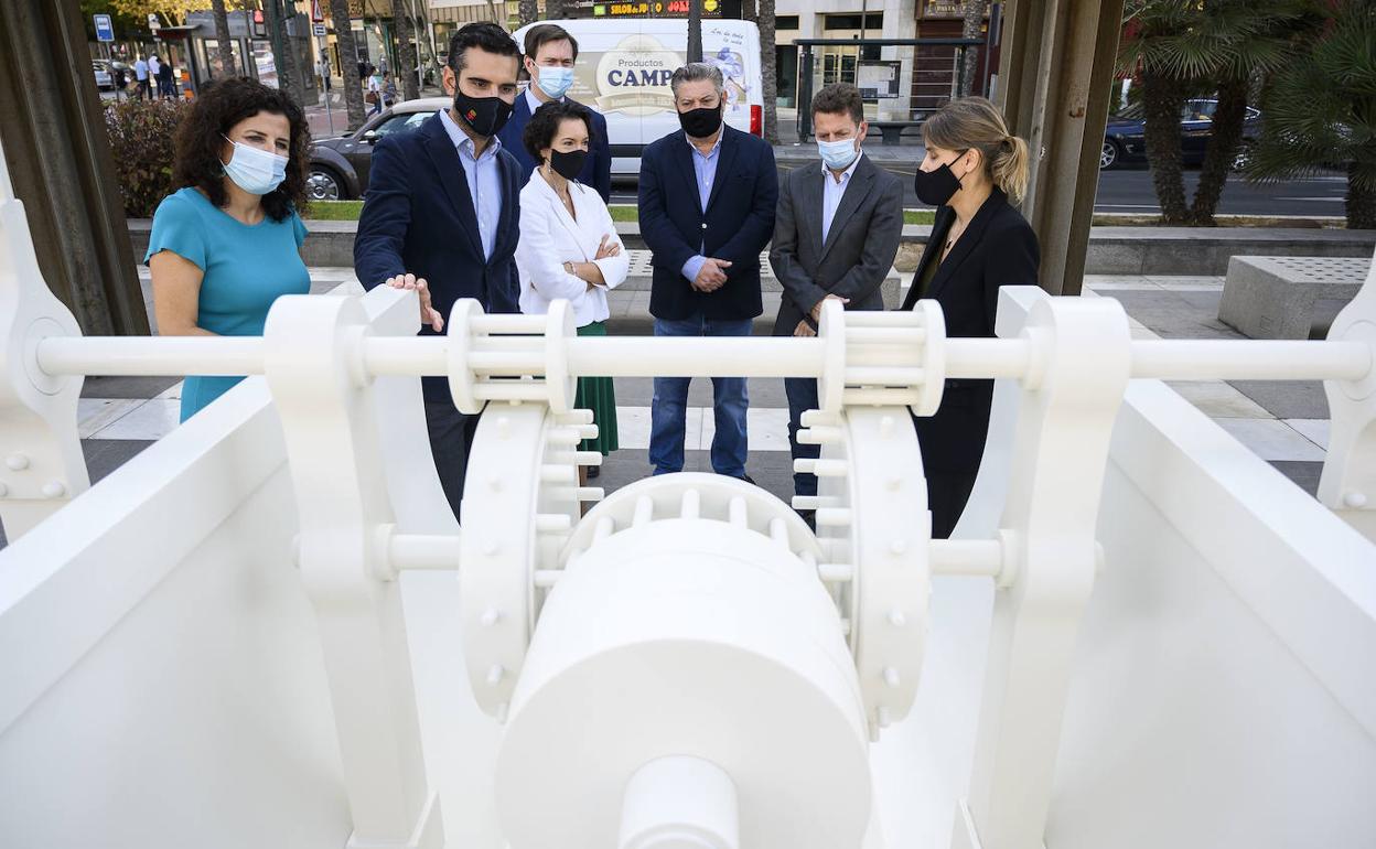 El alcalde y directivos de 'la Caixa' observan una de las piezas de la exposición.