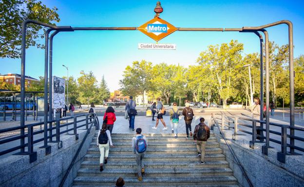 Salida del Metro Ciudad Universitaria. 