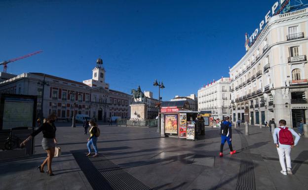 La Puerta del Sol de Madrid, casi vacía tras anunciarse el estado de alarma.