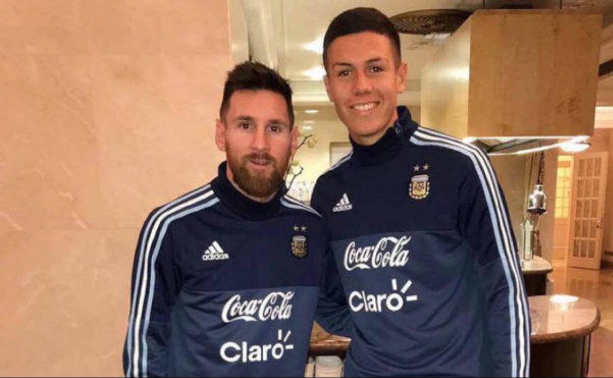 Nehuén posa con Messi en una de las concentraciones con 'la mayor' de Argentina. 