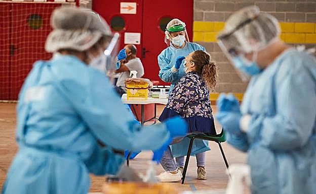 Una mujer se somete a una prueba de antígenos en el cribado que la Junta de Andalucía ha ordenado en una decena de municipios del territorio andaluz. 