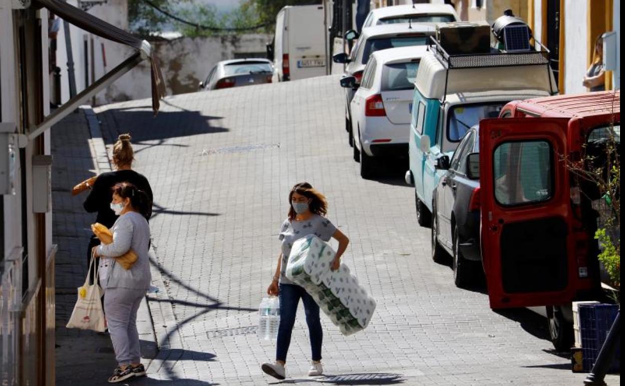 Vecinos de Almodóvar del Río (Córdoba) compran alimentos y productos necesarios este miércoles, último día antes del confinamiento. 