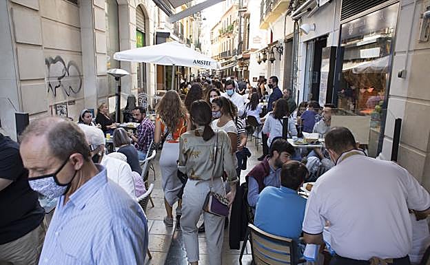 El ambiente de este sábado en Plaza Nueva es sensacional, con todas las terrazas ocupadas y muchos visitantes.