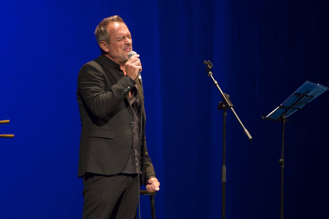 El artista presentó su espectáculo en el teatro Isabel la Católica junto al piano de Josi González