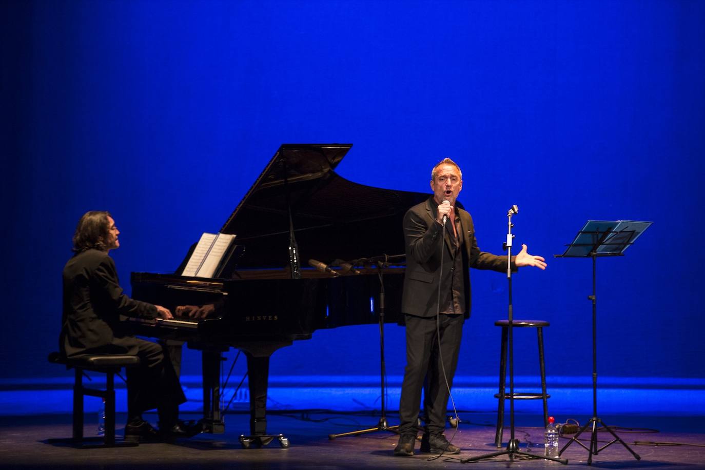 El artista presentó su espectáculo en el teatro Isabel la Católica junto al piano de Josi González