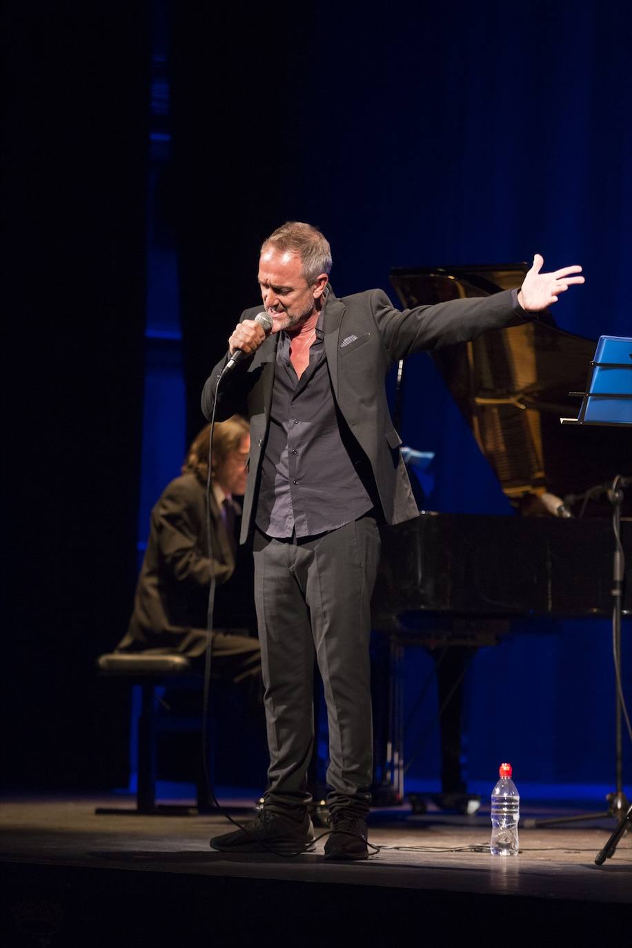 El artista presentó su espectáculo en el teatro Isabel la Católica junto al piano de Josi González