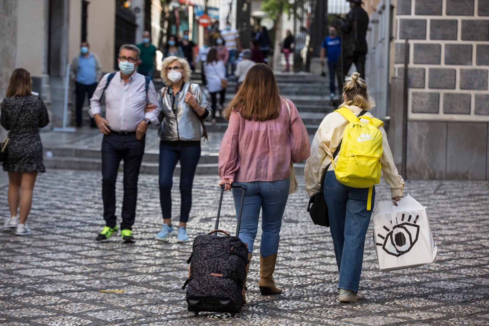 Turistas y vecinos de la capital disfrutan del inicio de los días festivos en el centro de la ciudad