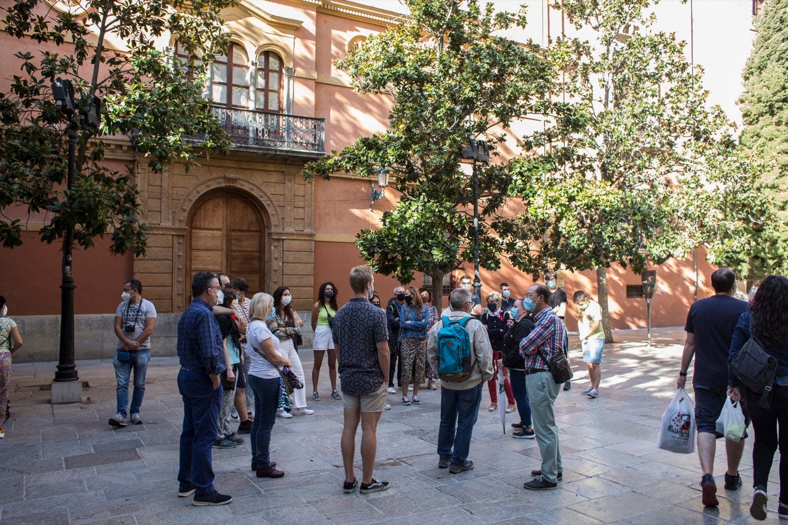 Turistas y vecinos de la capital disfrutan del inicio de los días festivos en el centro de la ciudad