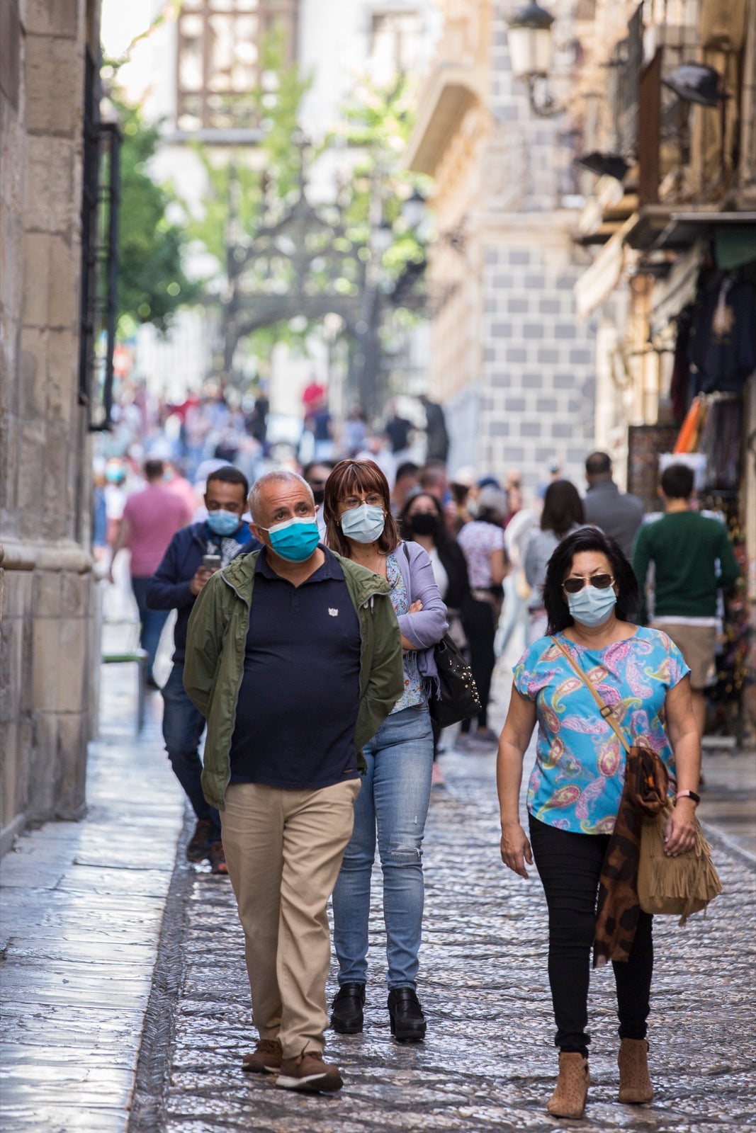Turistas y vecinos de la capital disfrutan del inicio de los días festivos en el centro de la ciudad