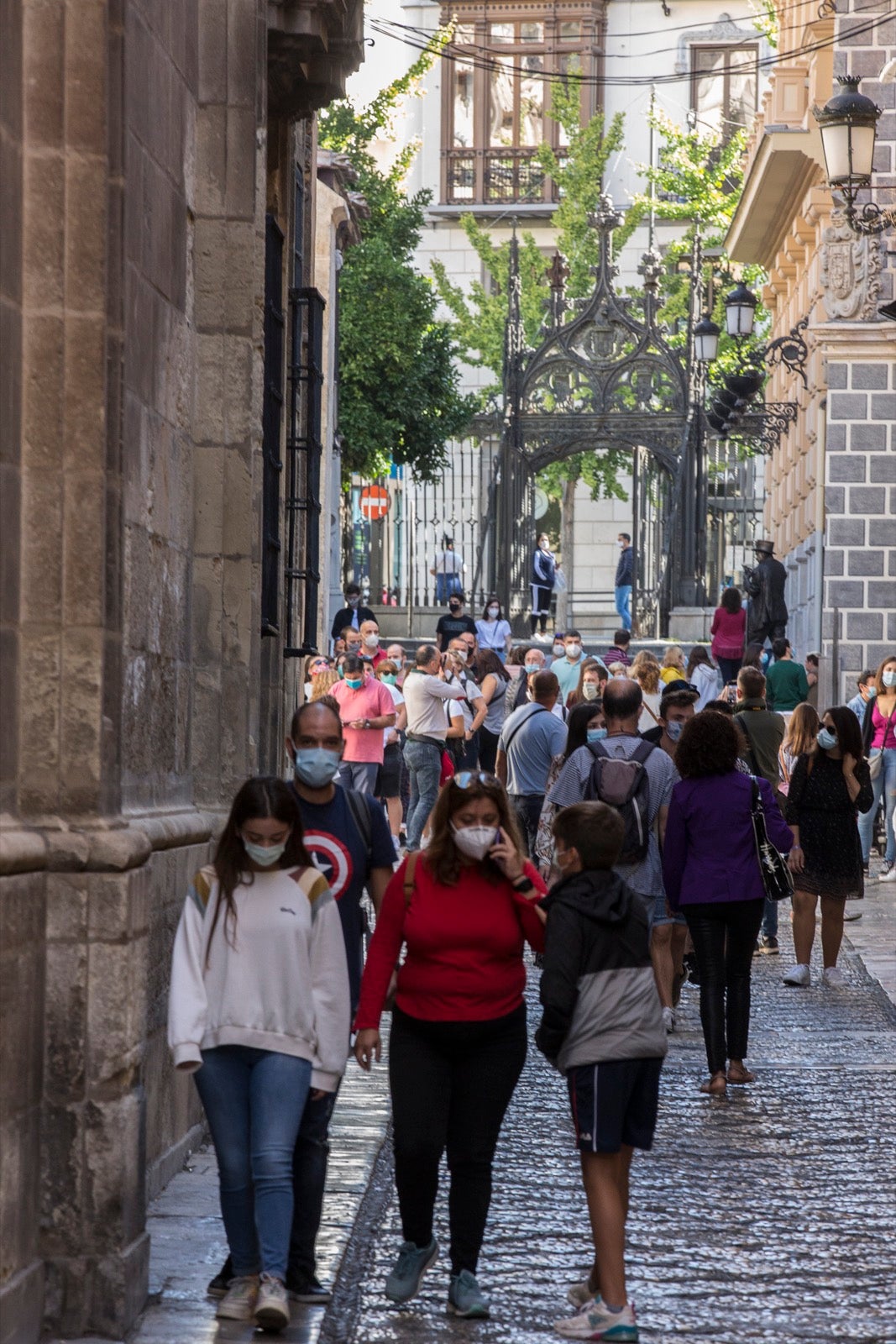 Turistas y vecinos de la capital disfrutan del inicio de los días festivos en el centro de la ciudad