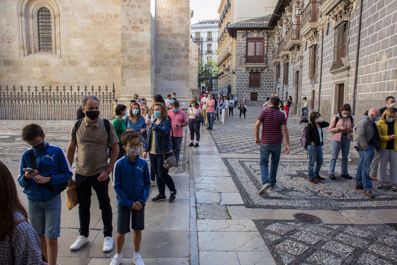 Turistas y vecinos de la capital disfrutan del inicio de los días festivos en el centro de la ciudad