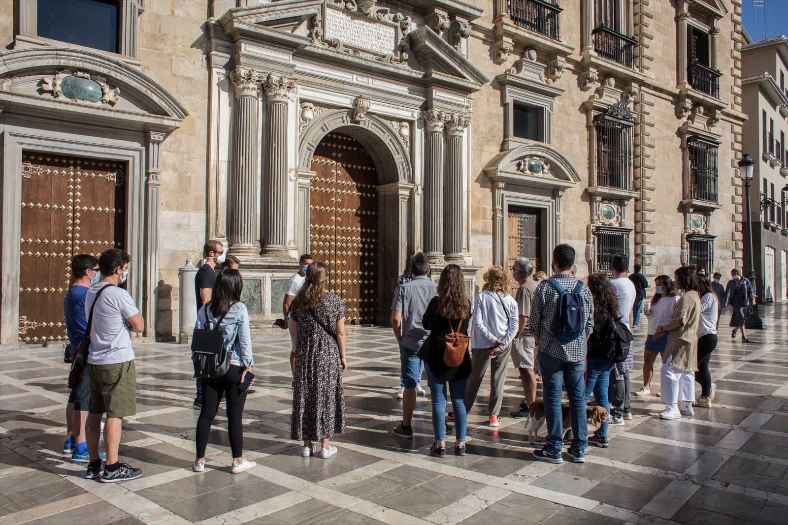 Turistas y vecinos de la capital disfrutan del inicio de los días festivos en el centro de la ciudad