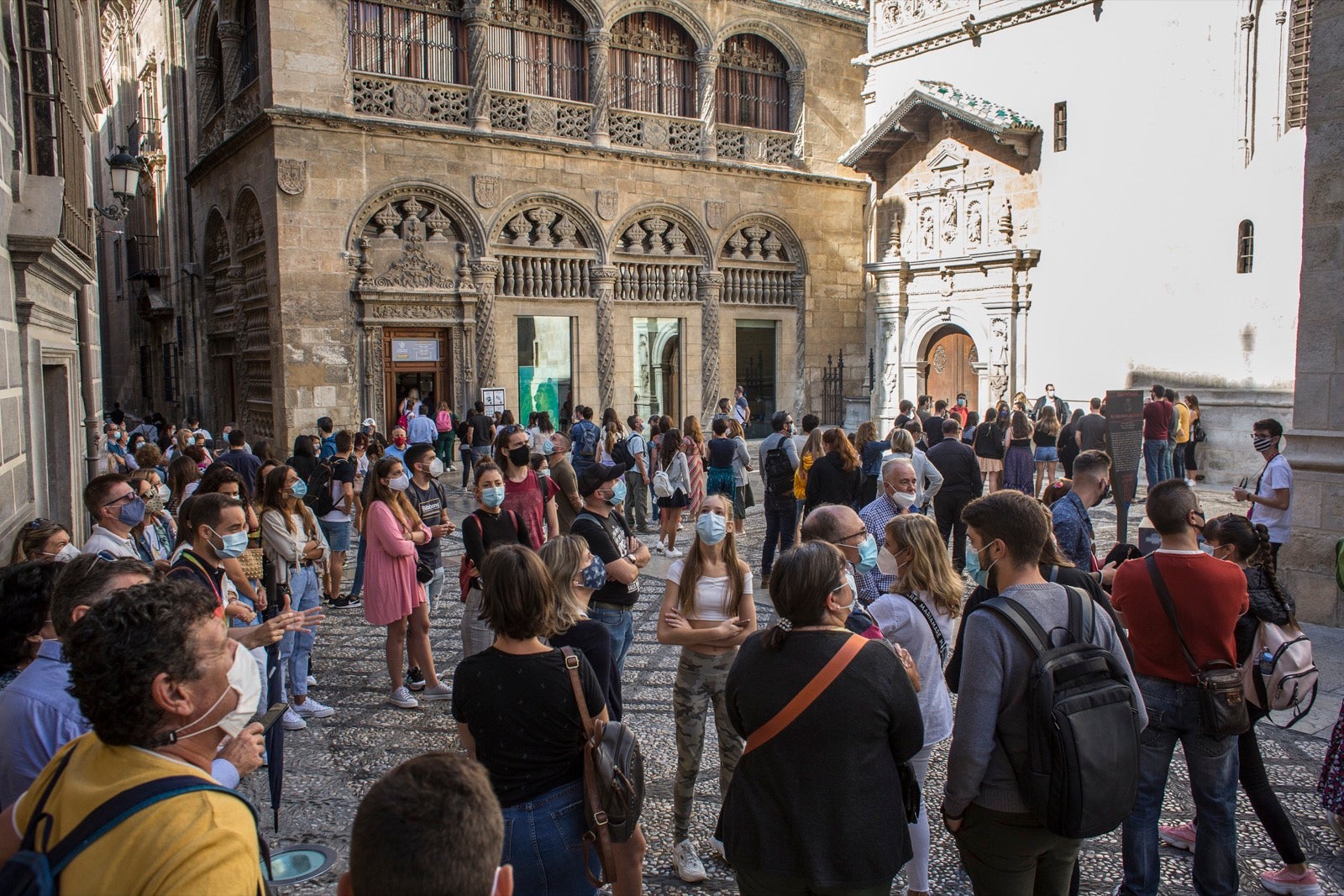 Turistas y vecinos de la capital disfrutan del inicio de los días festivos en el centro de la ciudad