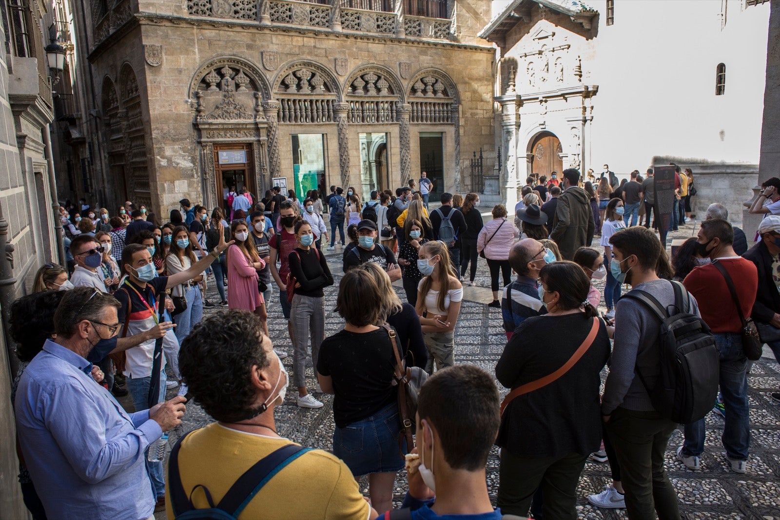 Turistas y vecinos de la capital disfrutan del inicio de los días festivos en el centro de la ciudad