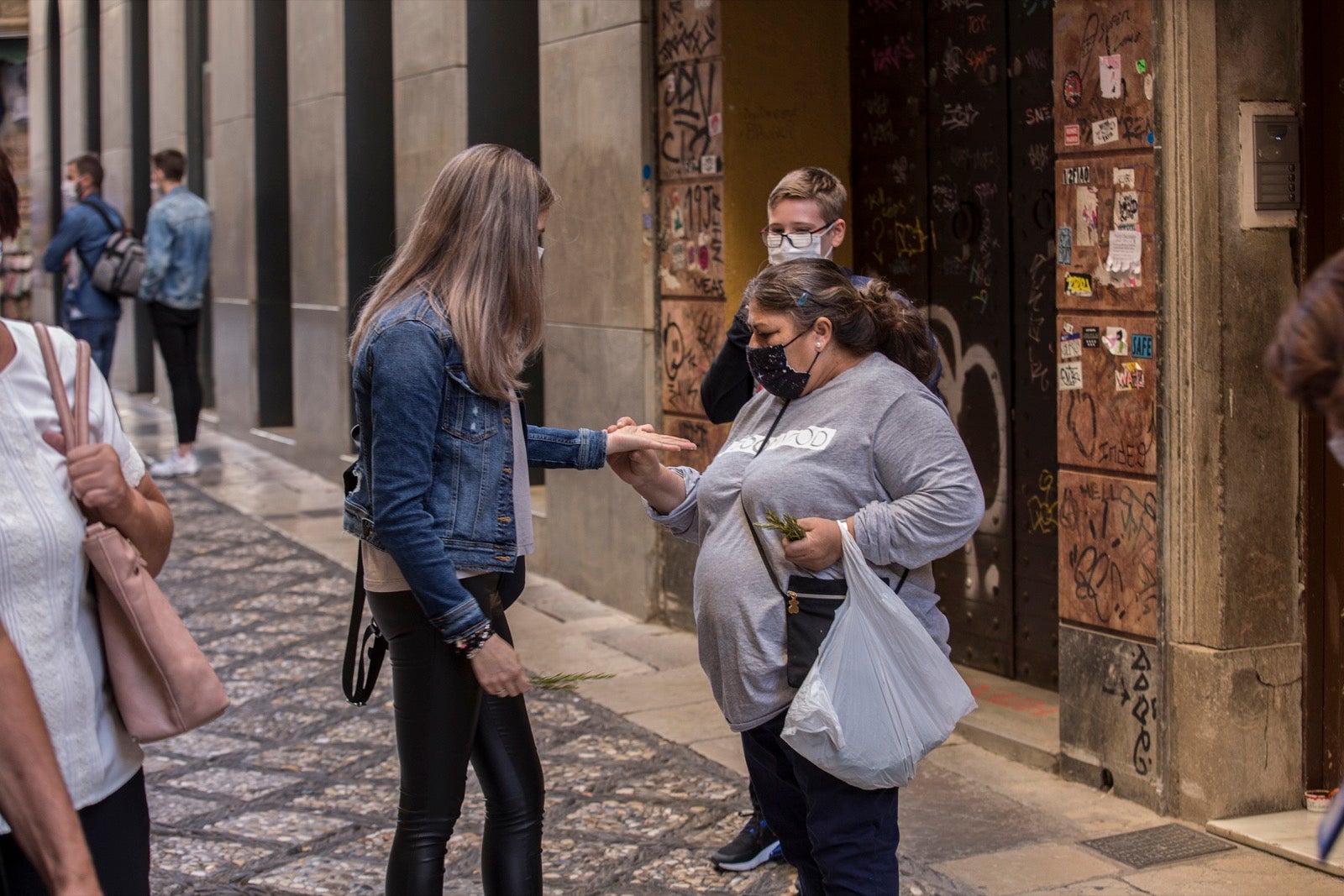 Turistas y vecinos de la capital disfrutan del inicio de los días festivos en el centro de la ciudad