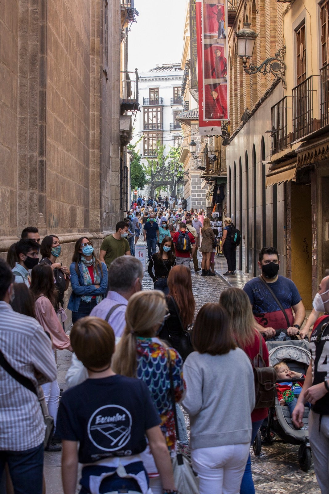 Turistas y vecinos de la capital disfrutan del inicio de los días festivos en el centro de la ciudad
