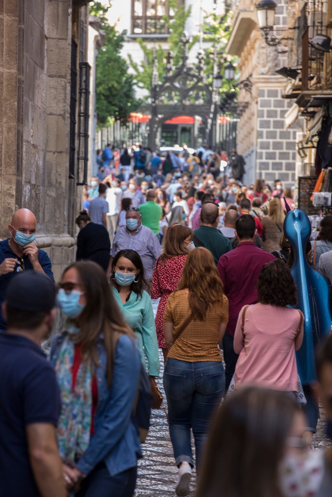 Turistas y vecinos de la capital disfrutan del inicio de los días festivos en el centro de la ciudad