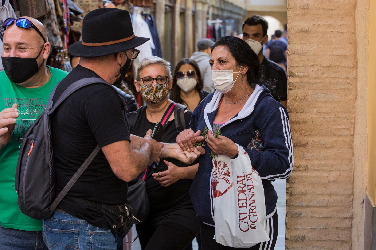 Turistas y vecinos de la capital disfrutan del inicio de los días festivos en el centro de la ciudad