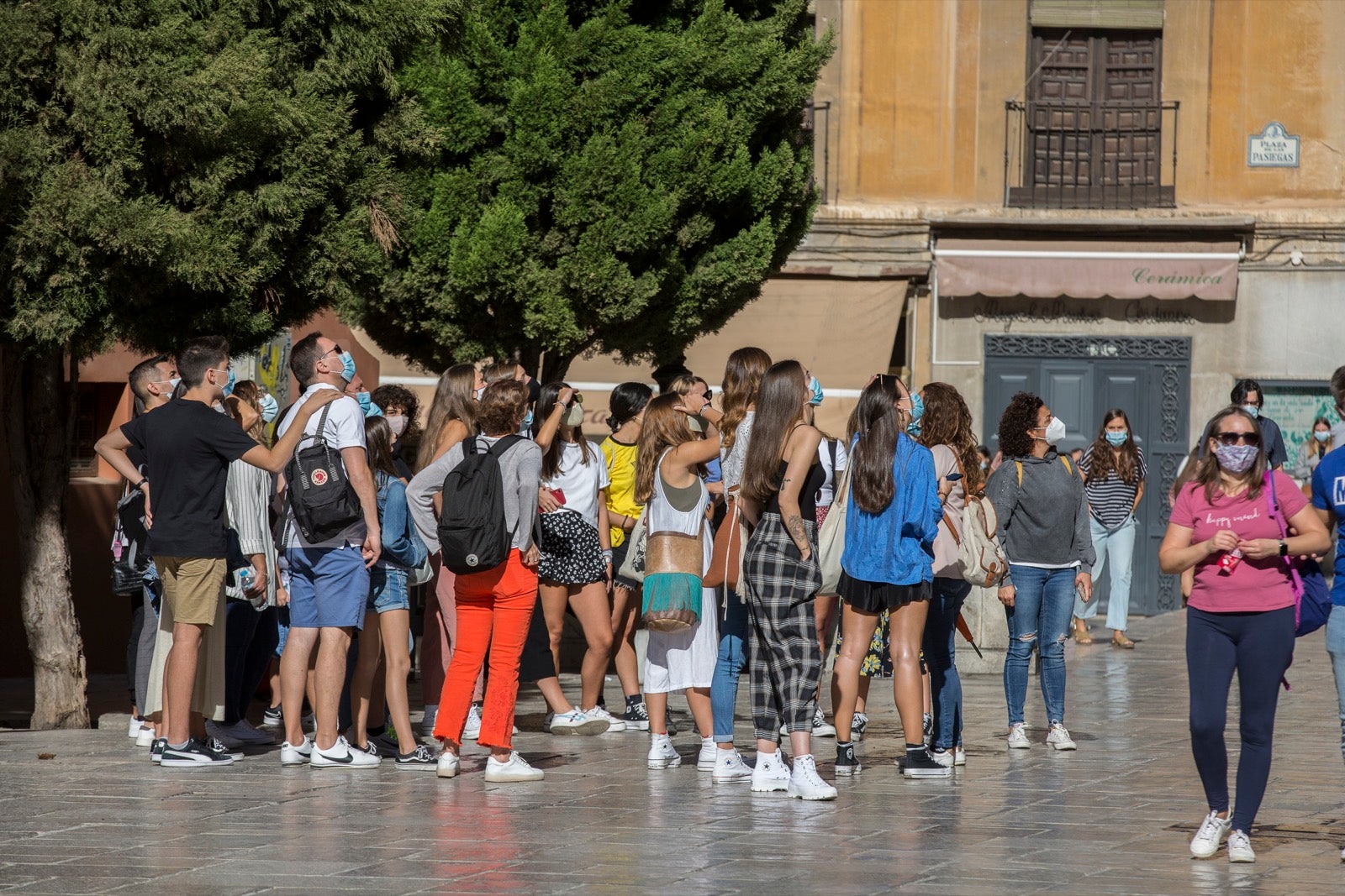 Turistas y vecinos de la capital disfrutan del inicio de los días festivos en el centro de la ciudad