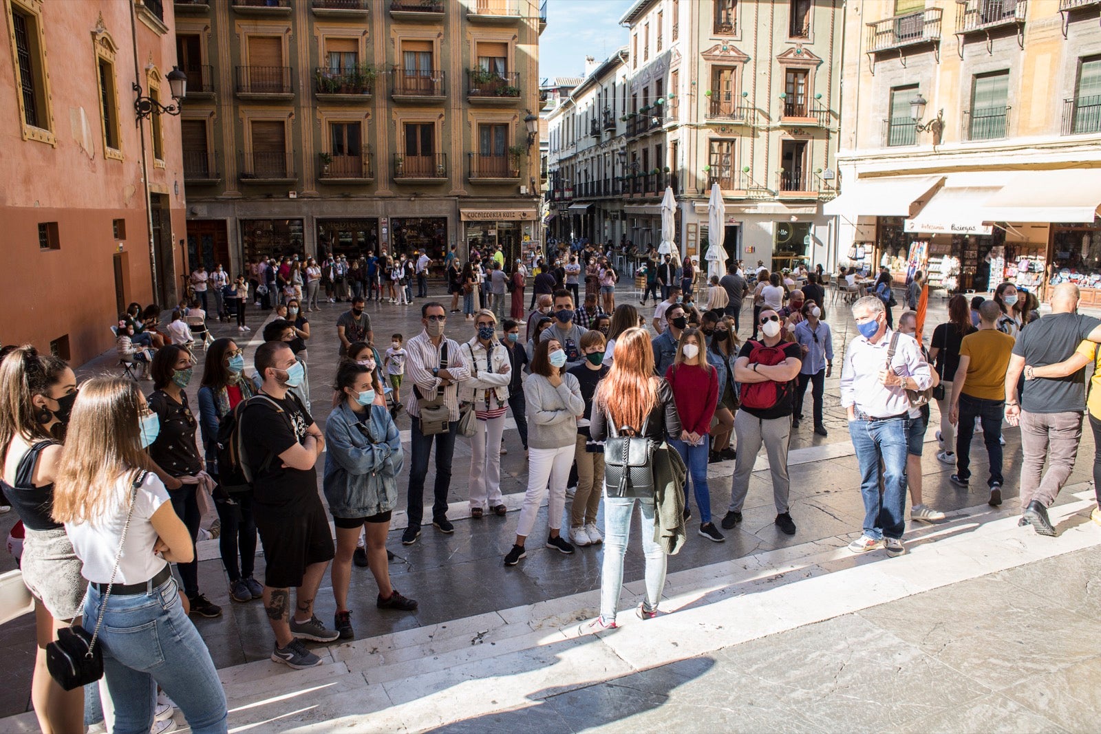 Turistas y vecinos de la capital disfrutan del inicio de los días festivos en el centro de la ciudad