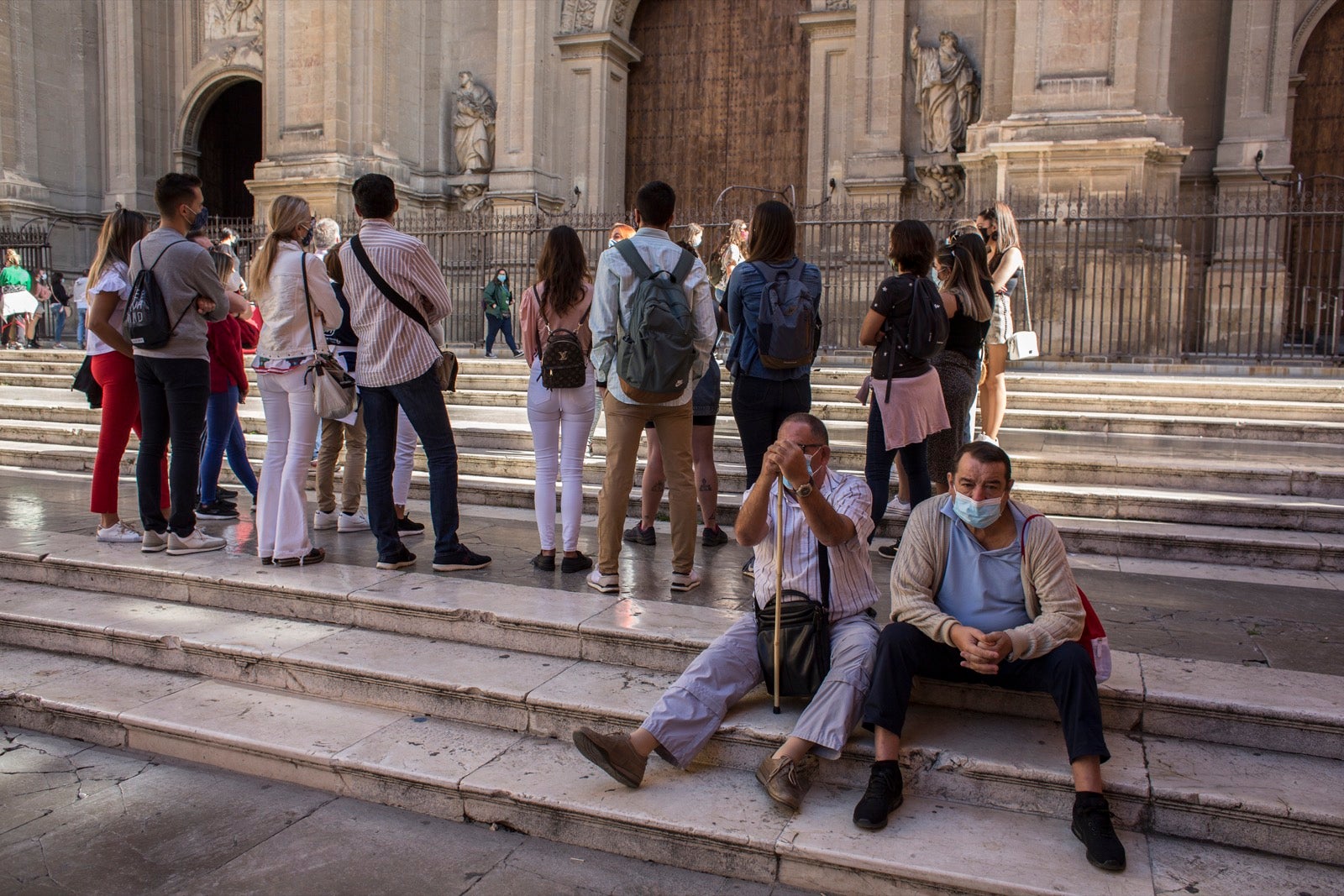 Turistas y vecinos de la capital disfrutan del inicio de los días festivos en el centro de la ciudad