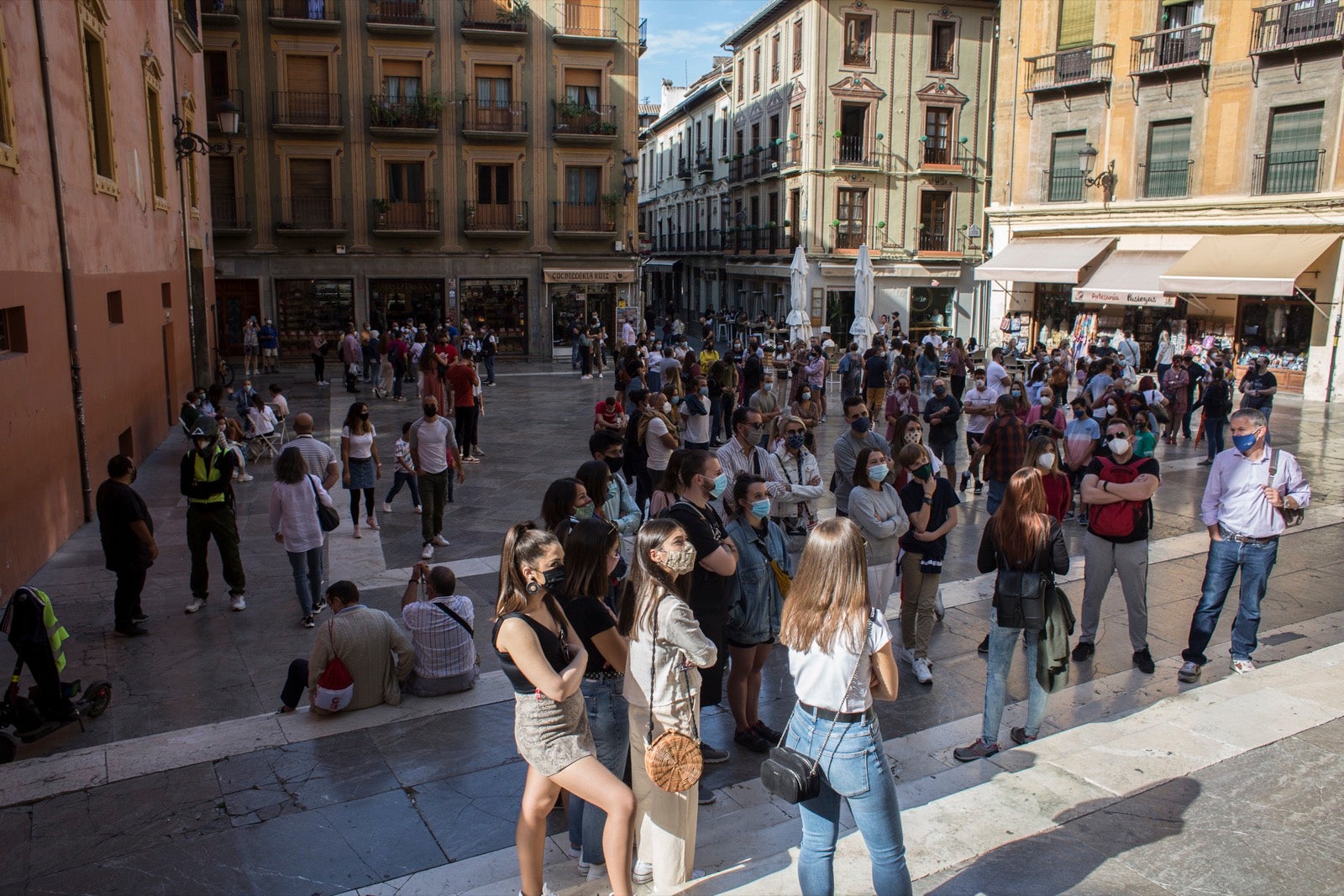 Turistas y vecinos de la capital disfrutan del inicio de los días festivos en el centro de la ciudad