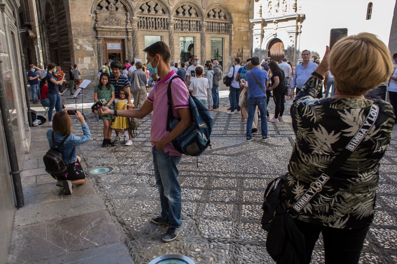 Turistas y vecinos de la capital disfrutan del inicio de los días festivos en el centro de la ciudad