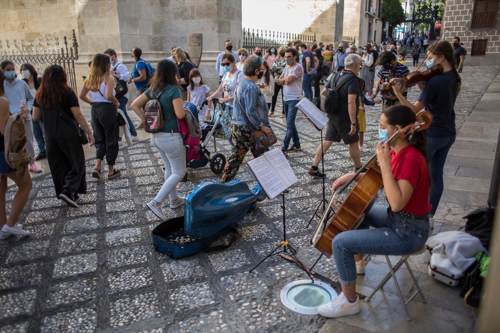 Turistas y vecinos de la capital disfrutan del inicio de los días festivos en el centro de la ciudad